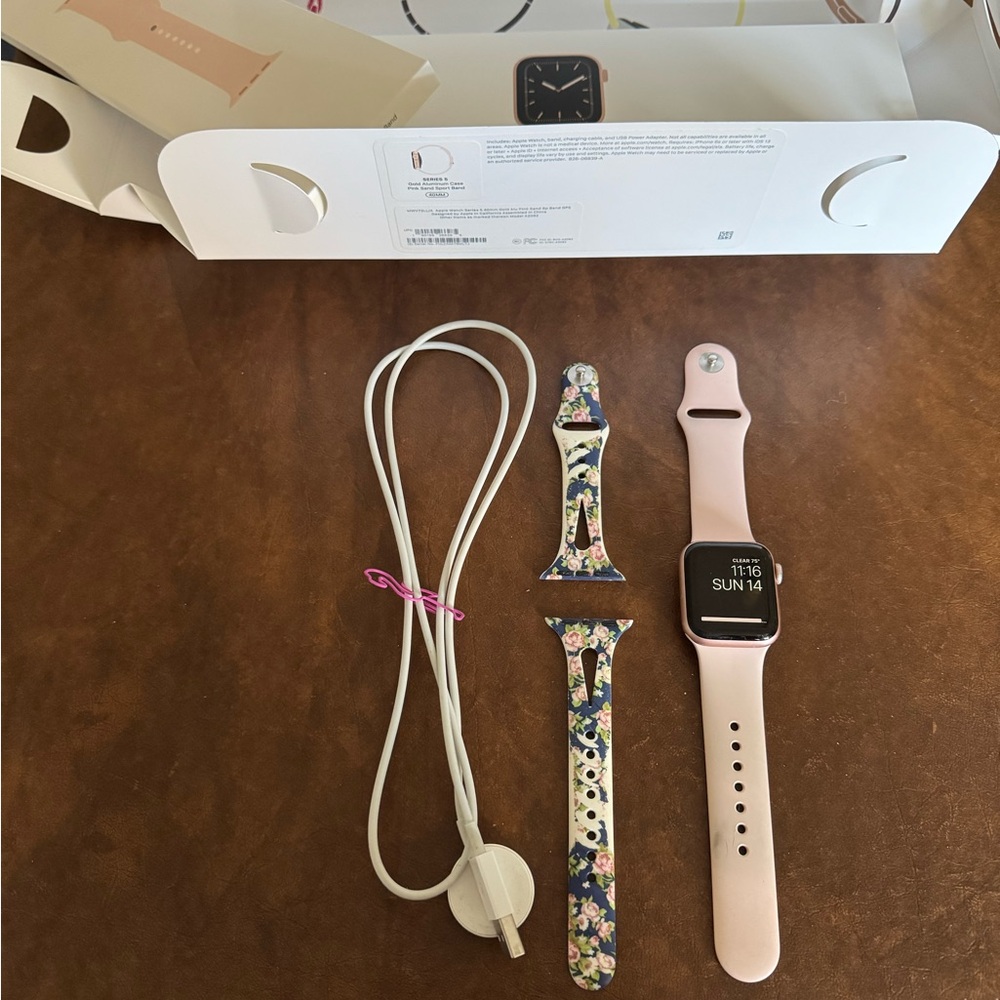 Apple Watch Series 5 Gold Aluminum Case Pink Sand Sport Band 40MM